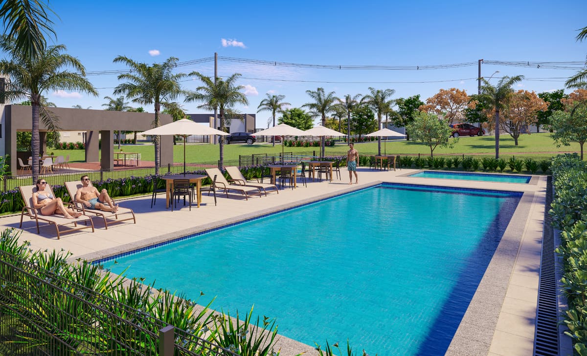 Piscina do condomínio com espreguiçadeiras e guarda-sóis